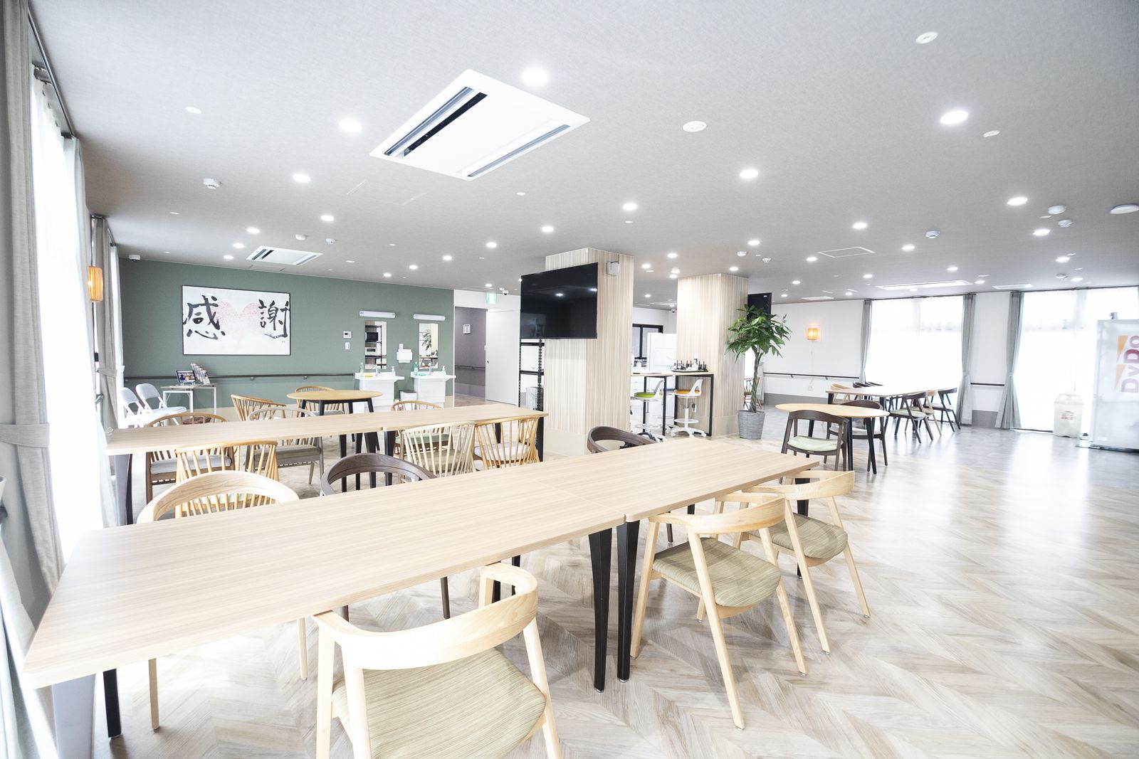 施設の食堂と大テーブル